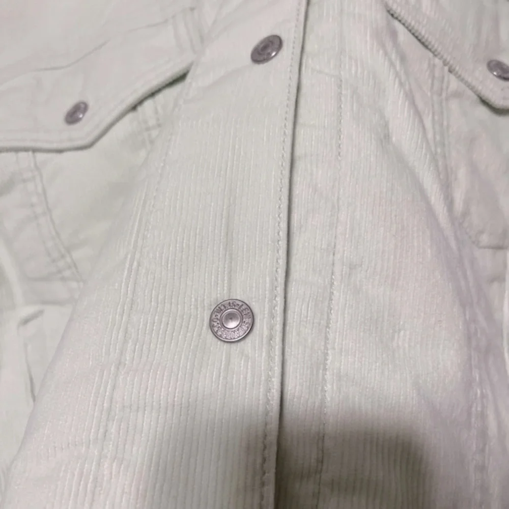 NWT Levi’s Oversized Corduroy Jacket with Sherpa Collar - Picture 4 of 8